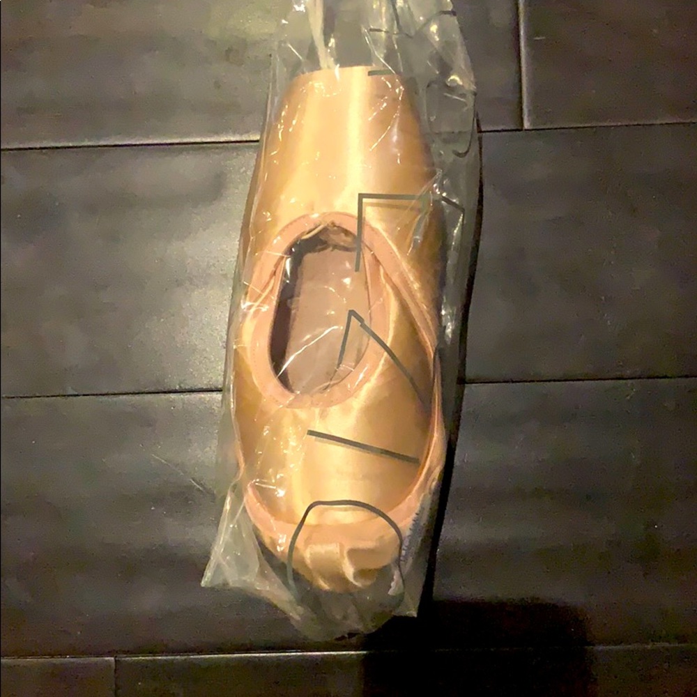 Brand new capezio Airess pointe shoes